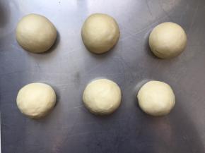 排气、分割成等量的六等份，揉圆，加盖保鲜膜醒发15分钟