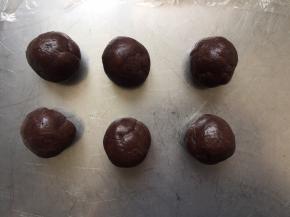 准备豆沙馅儿。30克一个，揉圆备用。
