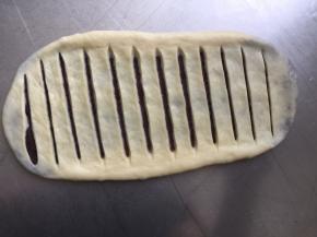 用小刀在表面割口，只割破一层露出豆沙馅儿即可，不可以割透