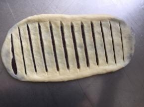 用小刀在表面割口，只割破一层露出豆沙馅儿即可，不可以割透