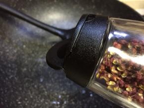 热锅下油，放入花椒粒