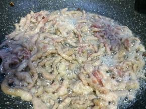 放入肉丝迅速炒至变色散籽