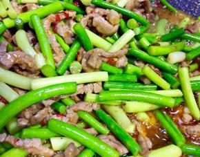 再把肉和蒜苔炒至均匀