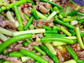再把肉和蒜苔炒至均匀