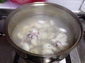 入开水锅汆烫10秒捞出控水备用