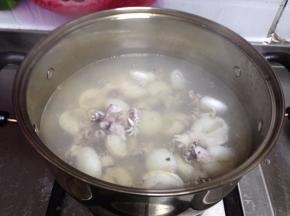 入开水锅汆烫10秒捞出控水备用