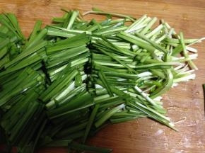 韭菜洗净切成大段备用