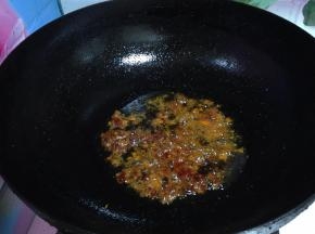 凉锅热油倒入郫县豆瓣酱炒出红油