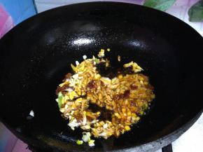 下入葱、姜、蒜，炒出香味