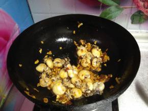 倒入墨斗鱼、料酒、蚝油翻炒均匀