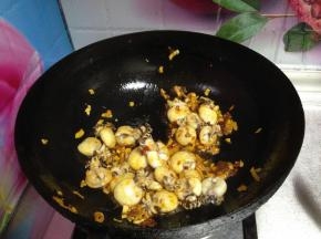 倒入墨斗鱼、料酒、蚝油翻炒均匀