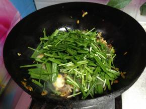 最后倒入韭菜段炒匀即可出锅