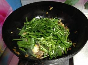 最后倒入韭菜段炒匀即可出锅