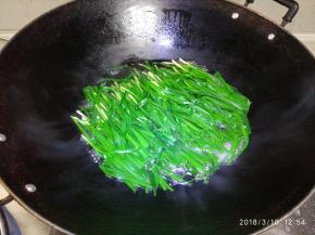 锅中烧开水，把韭菜烫熟，2到3分钟就可以了，不要煮久了，那样就不好吃了。