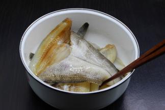 放油、盐、生抽、姜粉，按摩鱼块至全部吸收；