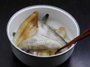 放油、盐、生抽、姜粉，按摩鱼块至全部吸收；
