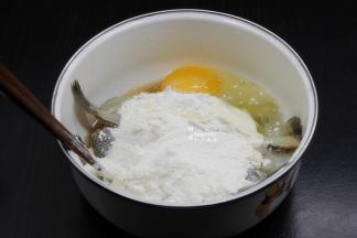 打入鸡蛋、加入裹炸粉，无需加水；