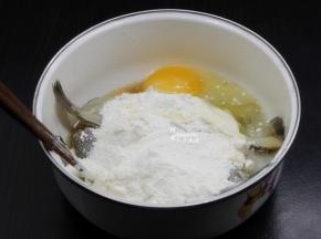 打入鸡蛋、加入裹炸粉，无需加水；
