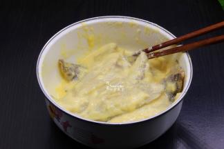 拌均至鱼块全面裹上浆糊；
