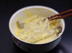 拌均至鱼块全面裹上浆糊；