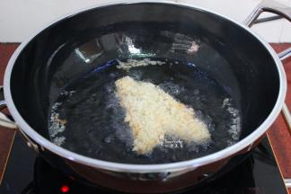 热锅，倒油，油温在180度左右，放入鱼块；