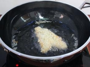 热锅，倒油，油温在180度左右，放入鱼块；