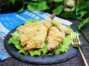 起锅，用吸油纸吸干多余的油即可。