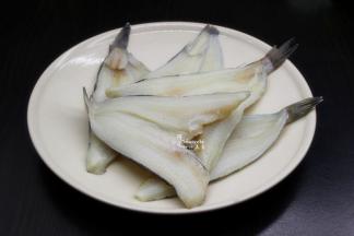 准备好南极冰鱼，在室温下解冻，洗净，沥干水；（这种鱼已经去头、去骨，去内脏，非常干净）