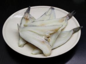 准备好南极冰鱼，在室温下解冻，洗净，沥干水；（这种鱼已经去头、去骨，去内脏，非常干净）
