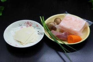 准备食材：云吞皮、磷虾肉、猪瘦肉、胡萝卜、香菇、香葱等；