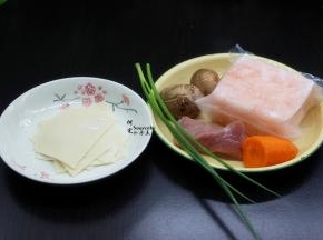 准备食材：云吞皮、磷虾肉、猪瘦肉、胡萝卜、香菇、香葱等；
