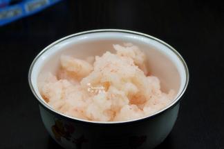 磷虾肉室温下解冻，洗净，沥干水；