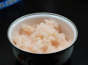 磷虾肉室温下解冻，洗净，沥干水；