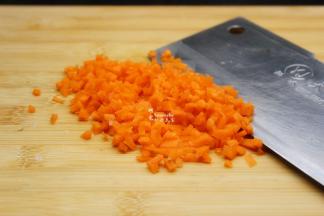 胡萝卜洗净去皮，剁碎；