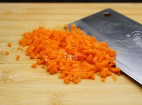 胡萝卜洗净去皮，剁碎；