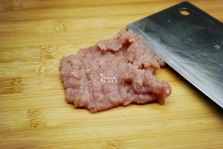 猪瘦肉洗净，剁碎；