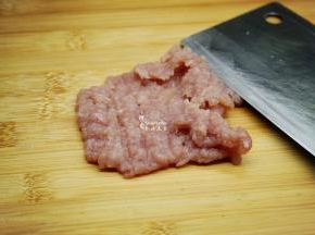 猪瘦肉洗净，剁碎；