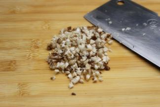 香菇洗净，焯水，剁碎；香菇焯水可以去香菇泥尘味。