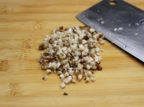 香菇洗净，焯水，剁碎；香菇焯水可以去香菇泥尘味。