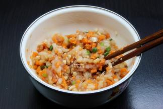 把磷虾肉、猪瘦肉、香菇、胡萝卜、香葱、油、盐、生抽、柠檬汁、生粉、姜粉一起拌均；