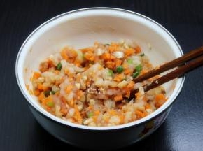 把磷虾肉、猪瘦肉、香菇、胡萝卜、香葱、油、盐、生抽、柠檬汁、生粉、姜粉一起拌均；