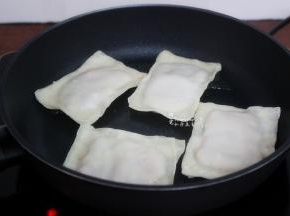 热锅，倒油，放入 ，小火煎至微黄；