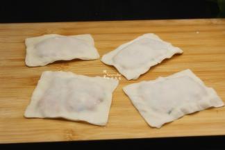 在盖上一张云吞皮，把边捏紧，这是做好的；