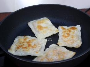 翻转继续煎至微黄，金灿灿，出锅；