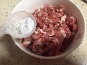 瘦肉切丝，加入适量食盐