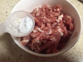 瘦肉切丝，加入适量食盐