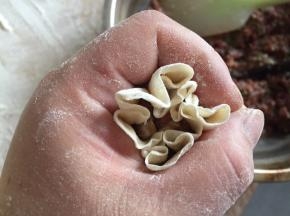 用虎口将面皮收拢即可，不要捏和在一起