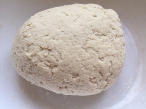 加50克温水揉成面团，静置30分钟。