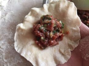 牛肉馅放在面皮上