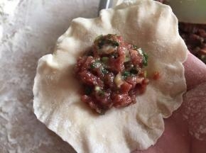 牛肉馅放在面皮上